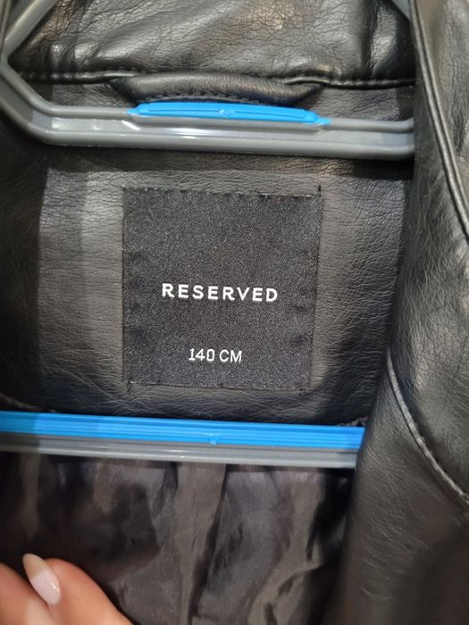 Skóropodobna czarna kurtka chłopięca Reserved roz. 140