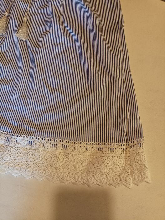 Blusa às riscas em azul e branco