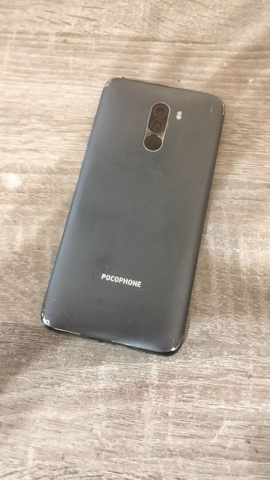 Смартфон pocophone f1 2018 року народження був і остається дуже класним телефоном для ігор або навчання