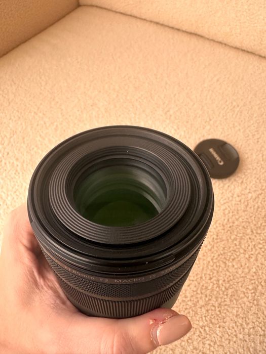 Objetiva Canon RF 85mm F2 Macro IS STM