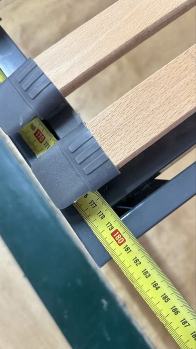 cama articulada elétrica com ripas de madeira e controle com fio