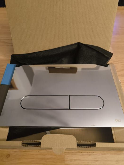 Placa comando da marca OLI Bound cromada.