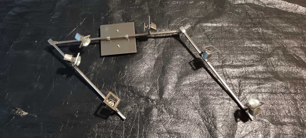 Candeeiro elegante de teto.