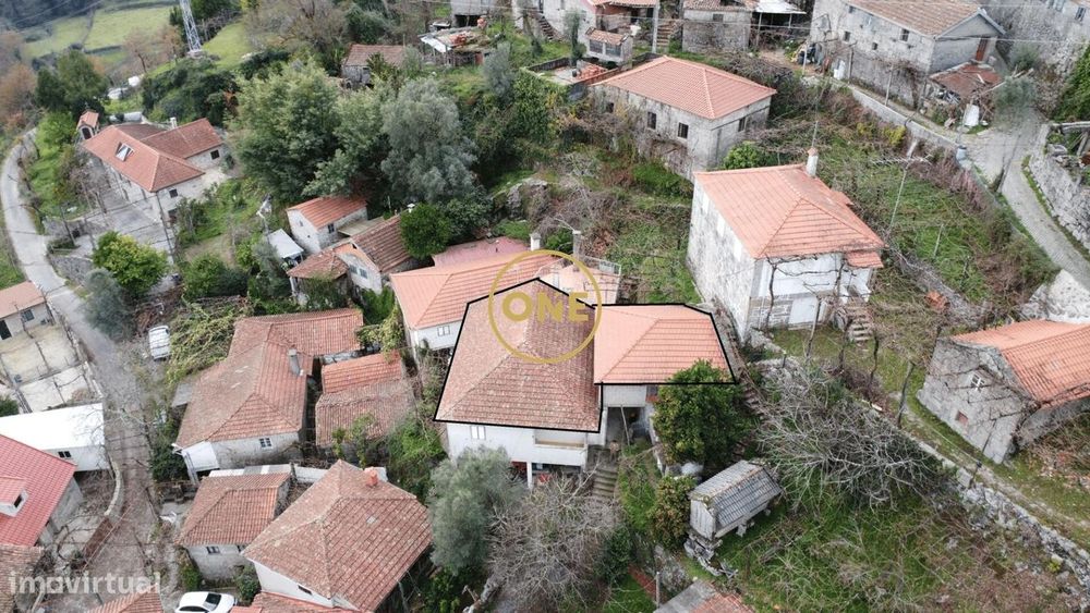 Moradia T3, acompanhada de mais Duas moradias para restauro