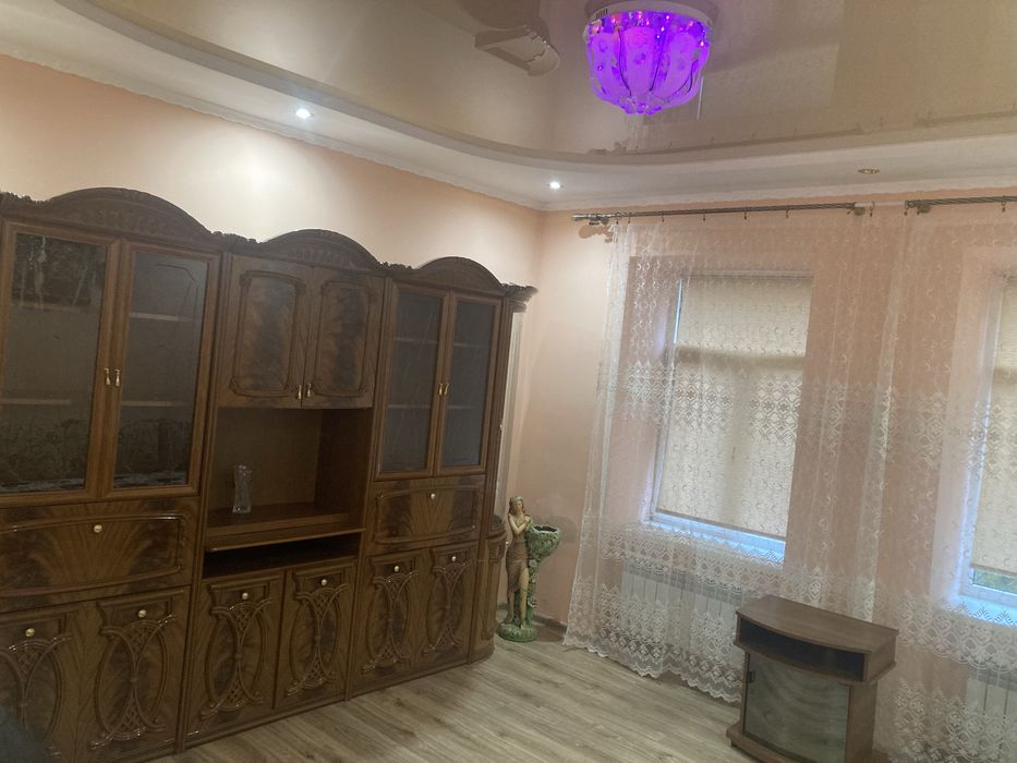 Здача по Вул. Залізничній  одніє кімнати в трьох  кімнатному будинку !