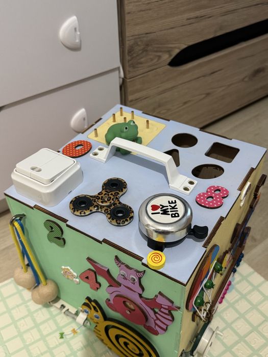 Бізікуб розвиваюча іграшка