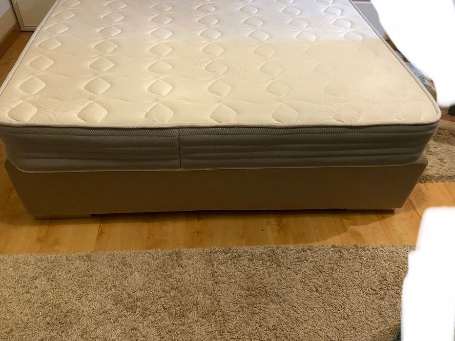 Cama grande com colchão incluído