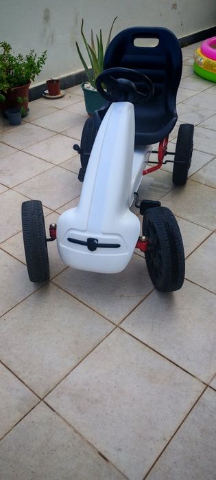Vendo kart / carro a pedais infantil