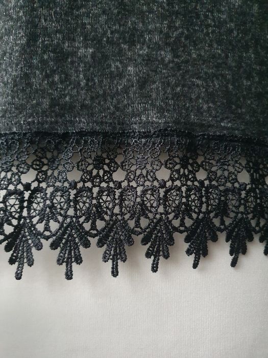 Uroczy haftowany sweterek z różami i koronką gothic