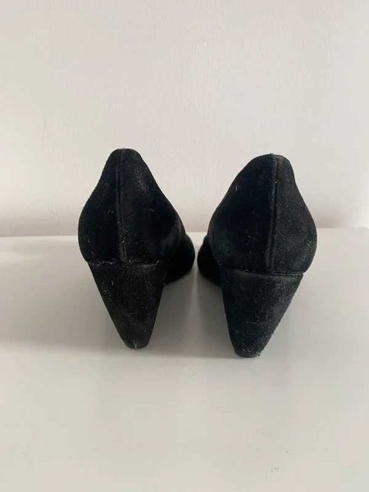 Buty na obcasie czarne zamszowe vero cuoio 36
