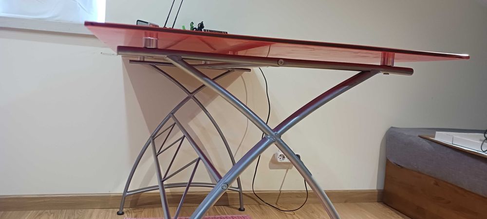 Mesa escritorio c/ tampo em vidro fumado vermelho.