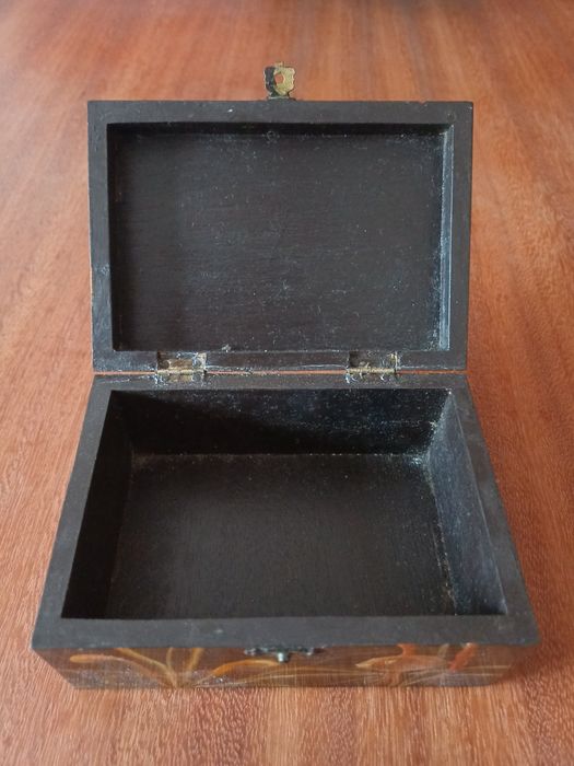 Caixa de jóias de madeira com motivos marinhos