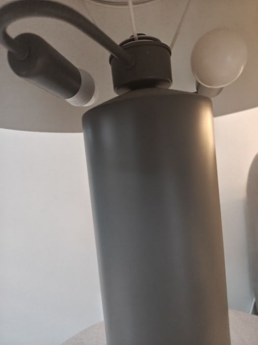Metalowa lampa stołowa na dwie żarówki