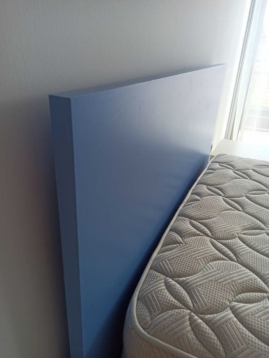 2 camas (corpo e meio) com mesa de cabeceira