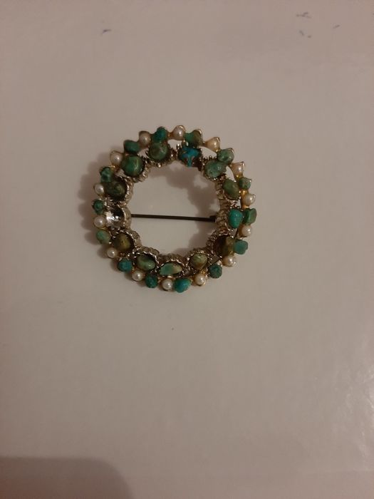 Vendo alfinete redondo coroa prateado com pedras azuis e pérolas