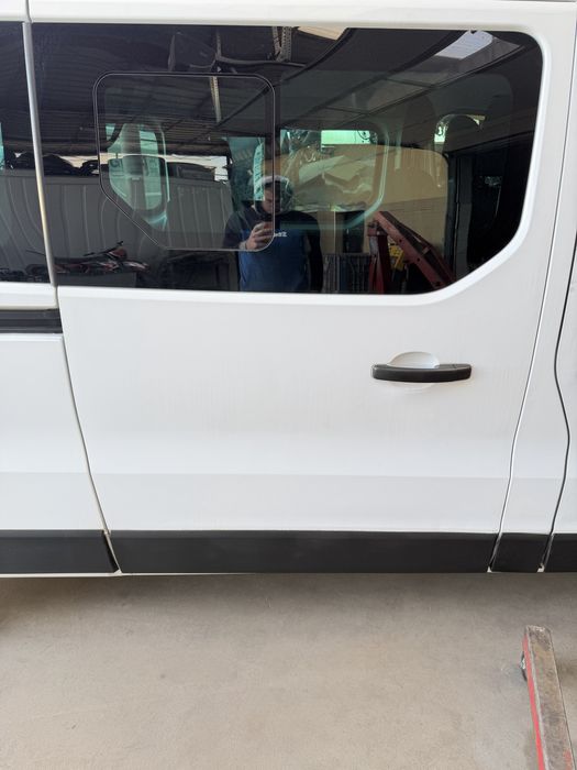 Drzwi przesuwne prawe boczne Renault Trafic III Opel Vivaro B części