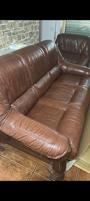 Sofás em madeira e pele