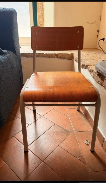 Cadeira Vintage em Madeira e Metal – Estilo Retro