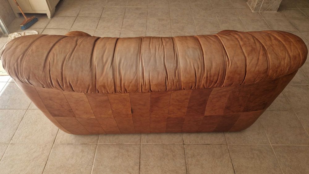 Sofá de couro tom de Cerejeira de 3 lugares.