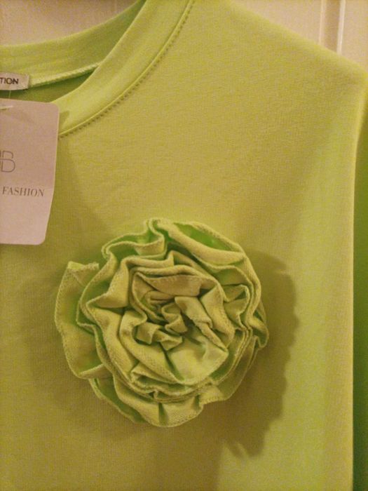 Sukienka dresowa z różą w kolorze kiwi.