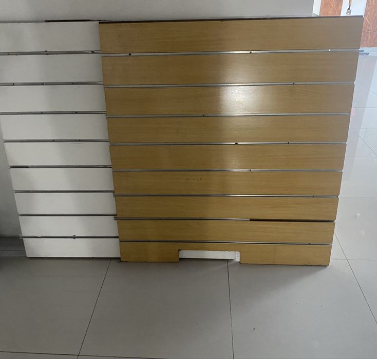 Vendo dois expositores de parede