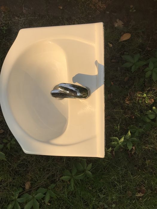 Umywalka do łazienki  50 cm szeroka z baterią
