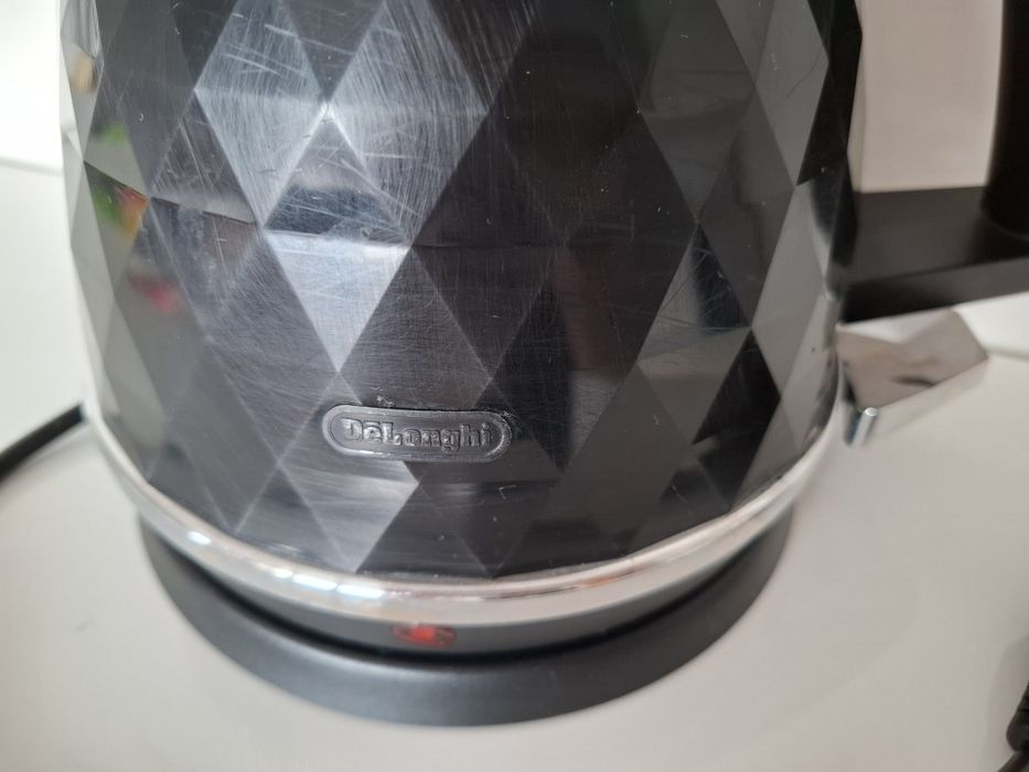 Czajnik elektryczny DeLonghi Brillante czarny