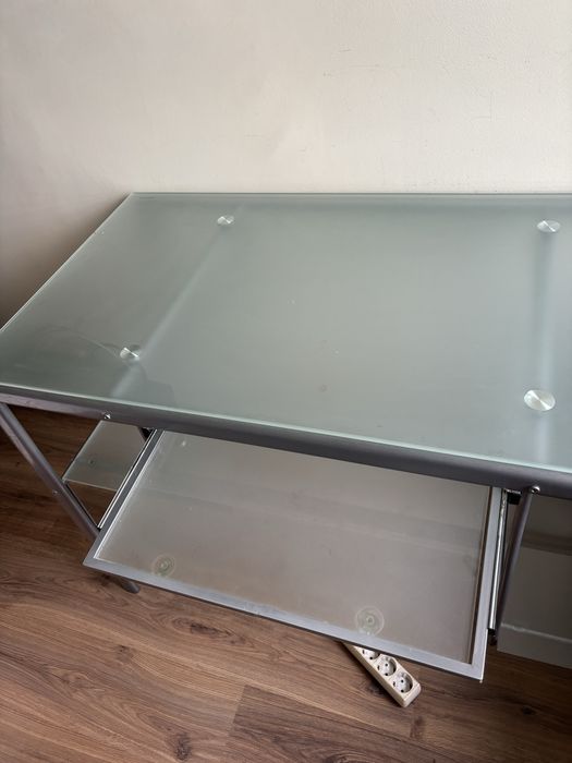 Mesa de escritório de vidro temperado com suporte para teclado