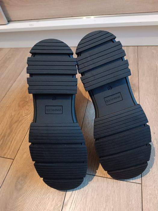 Czarne botki na obcasie