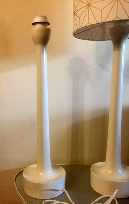 Par de Candeeiros de mesa em Madeira a branco creme da década de 70