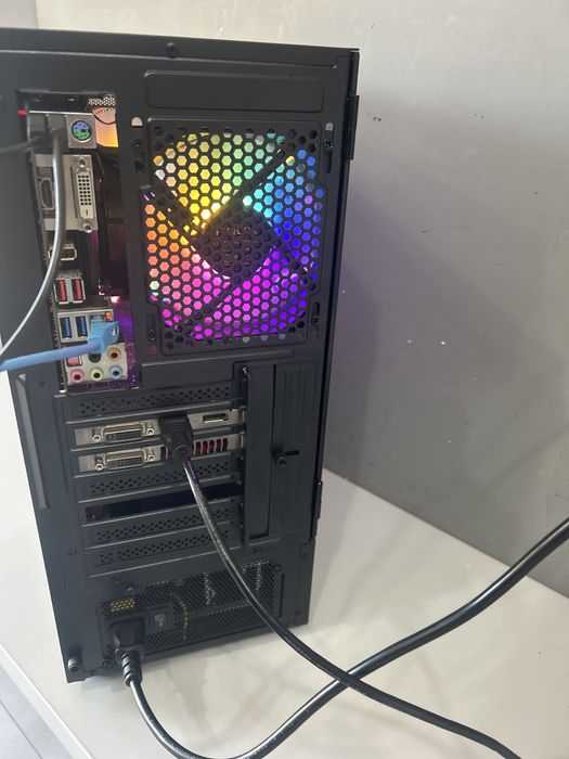 Komputer Gamingowy: Ryzen 5 1500X- 4R/8W/Dyski 628GB/16GB RAM/MSI-2GB/