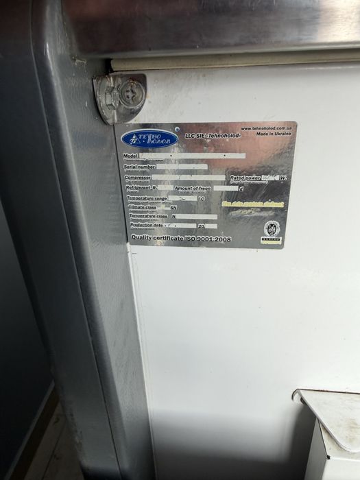 Продам вітрини - холодильник та морозильні камери