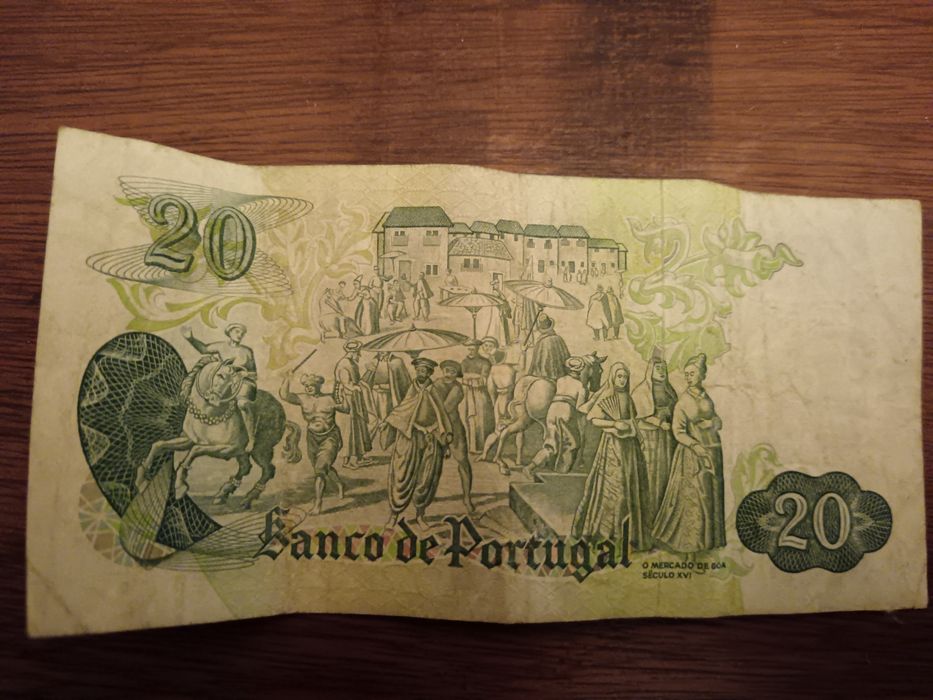 Notas e moedas de escudos.