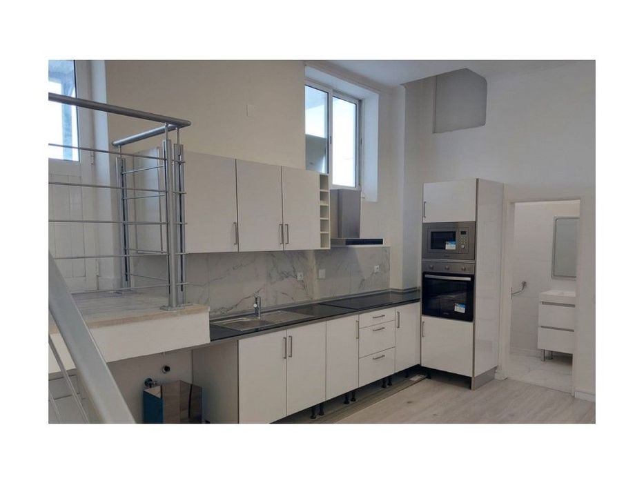 Vende se espaço comercial transformado em habitação, (T4) com terra...