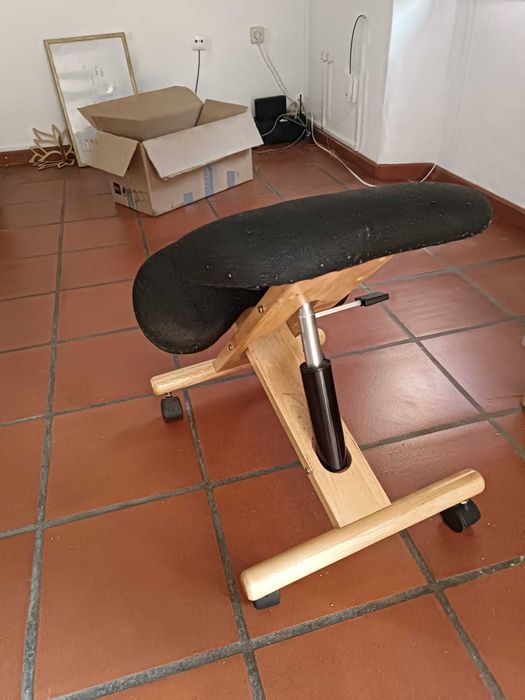 Cadeira ergonómica de joelhos em madeira com ajuste e rodízios