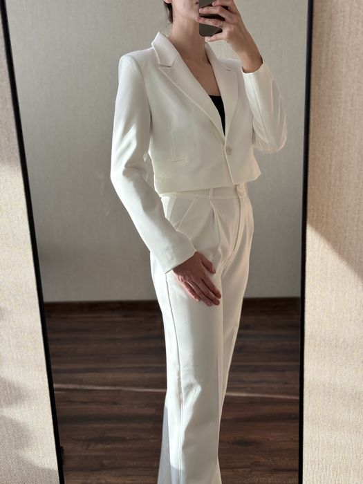 Костюм жіночий з вкороченим жакетом