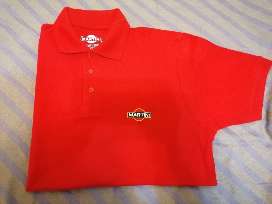 Pólo com publicidade à marca Martini