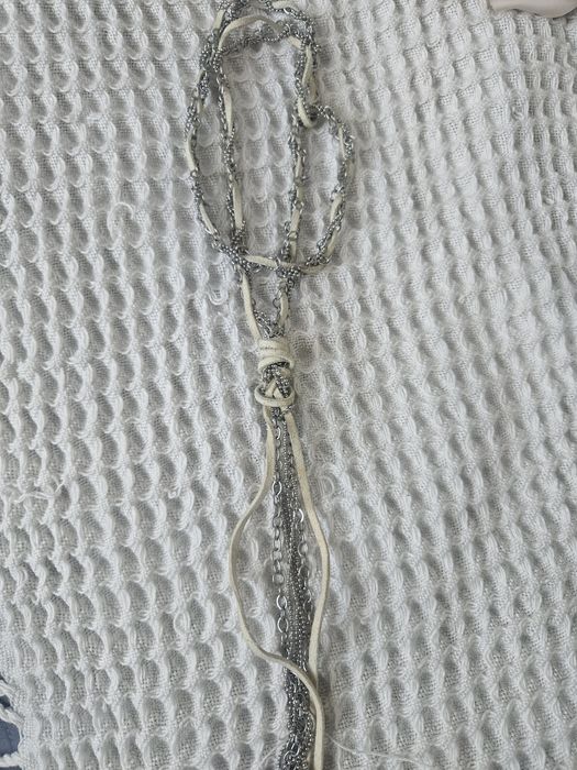 Srebny łańcuszek z białym rzemykiem