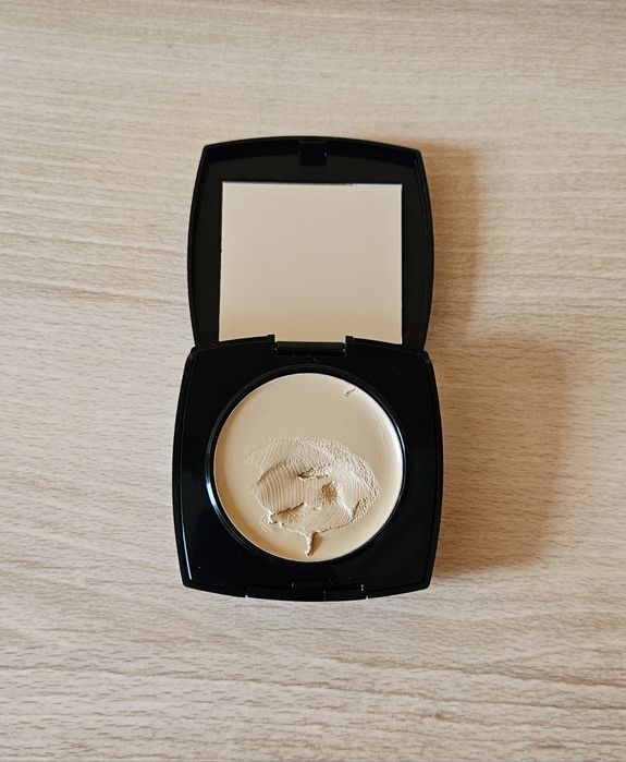 Kremowo - pudrowy podkład 3 w 1 Avon