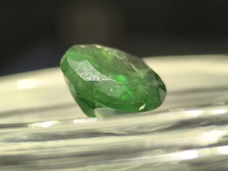 Naturalny granat Tsavoryt (kamień szlachetny)
