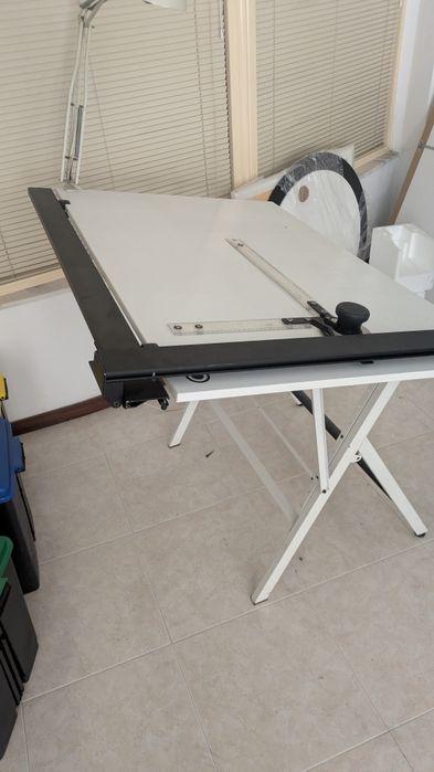 Estirador  com máquina de desenho molin