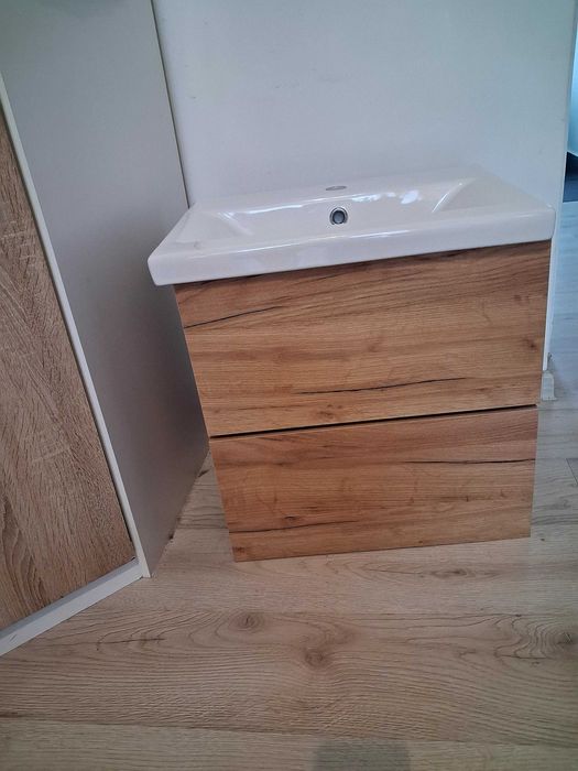 Umywalka z szafką  wiszaca