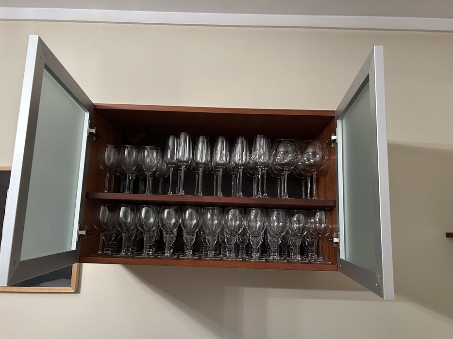 Movel suspenso em madeira, portas vidro fosco e moldura em metal.