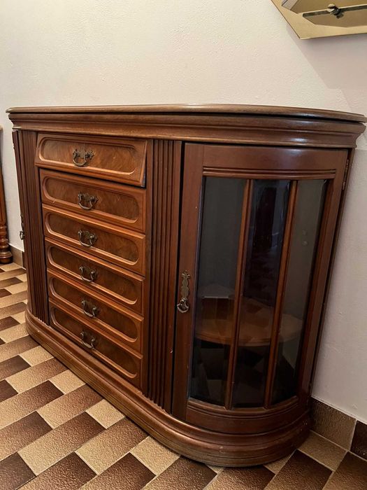 Sapateira em madeira com gavetas e portas em vidro