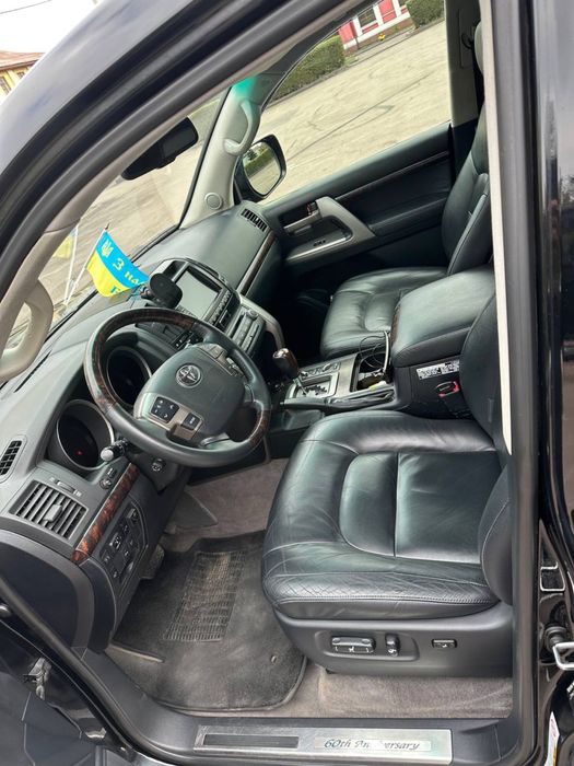 Toyota Land Cruiser 200 2011 год