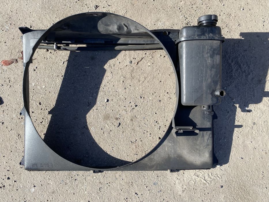 Диффузор радіатора М62б44 Е39 Радіатор 1 702 893 Розбор Розборка