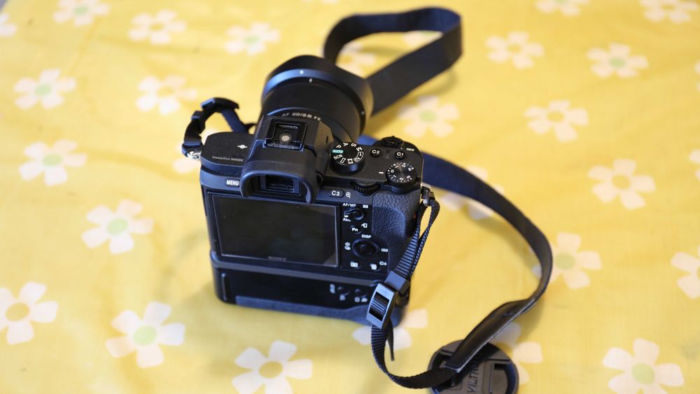 Sony A7II, Full frame + Grip + Lente Viltrox 20 mm