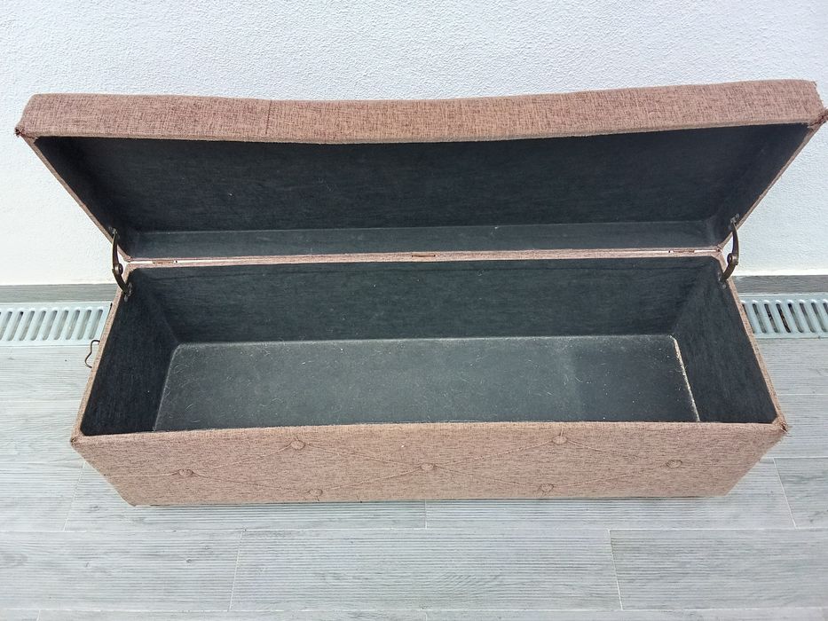 Banqueta de tecido com gavetão