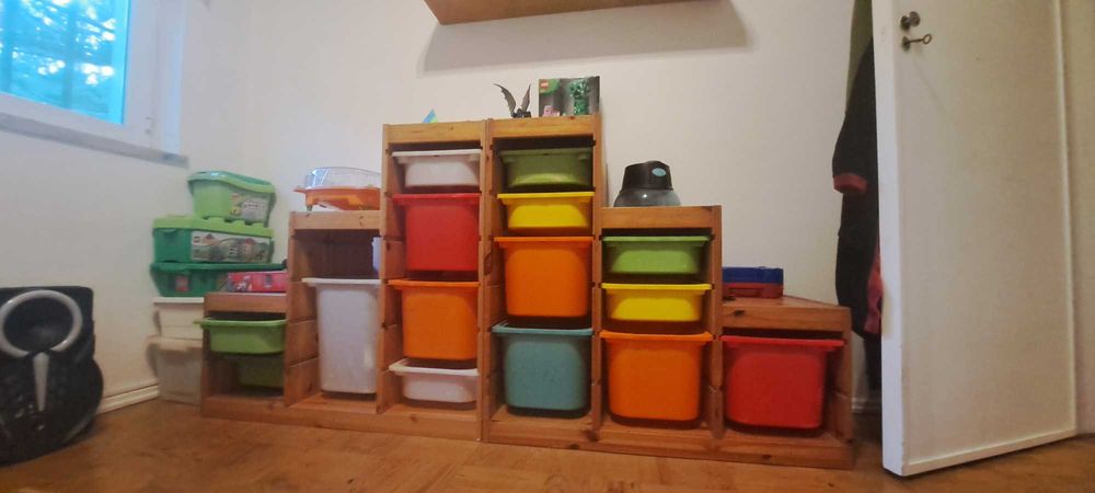 Estrutura Trofast com caixas.