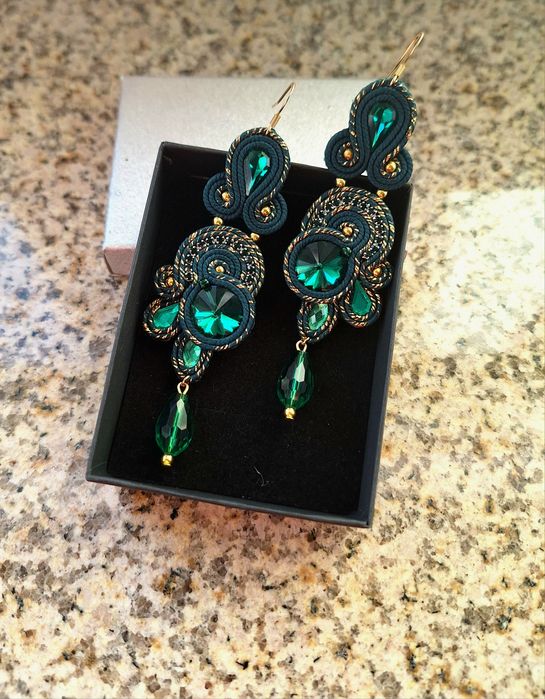 Śliczne eleganckie kolczyki sutasz butelkowa zieleń